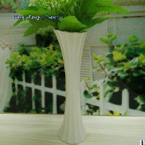 White Porcelain Table Vase With Grooves